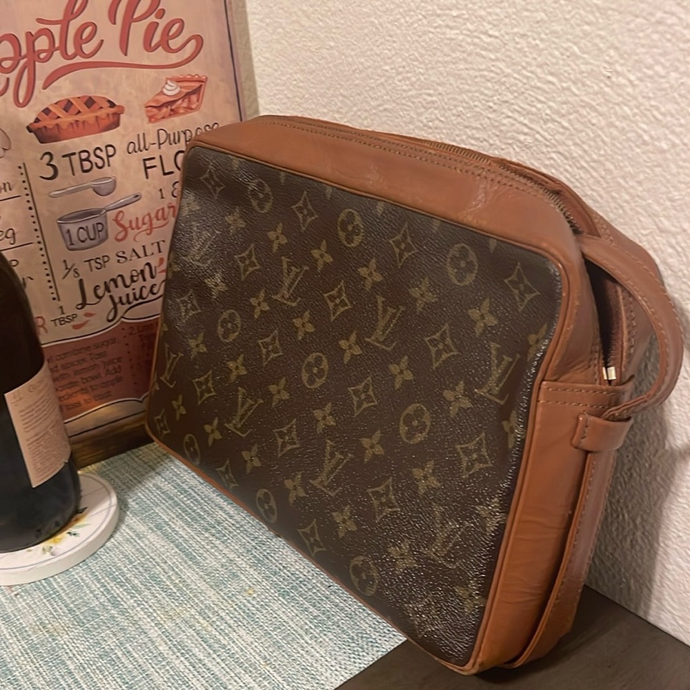 1 hr sale Used preowned vintage Louis Vuitton crossbody